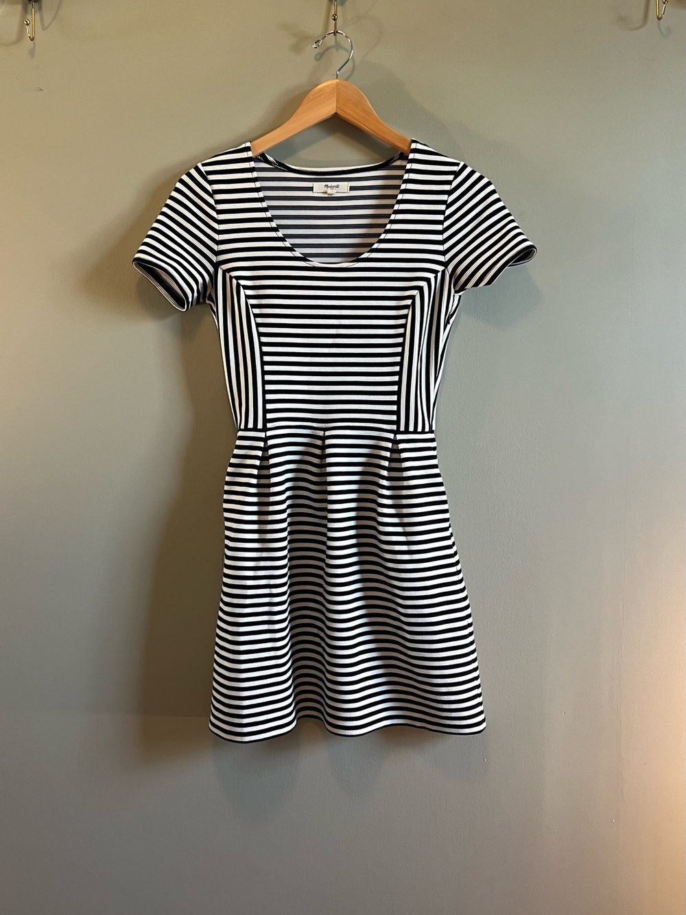 Madewell Black &‎ White Striped Short-Sleeve Midi Dress